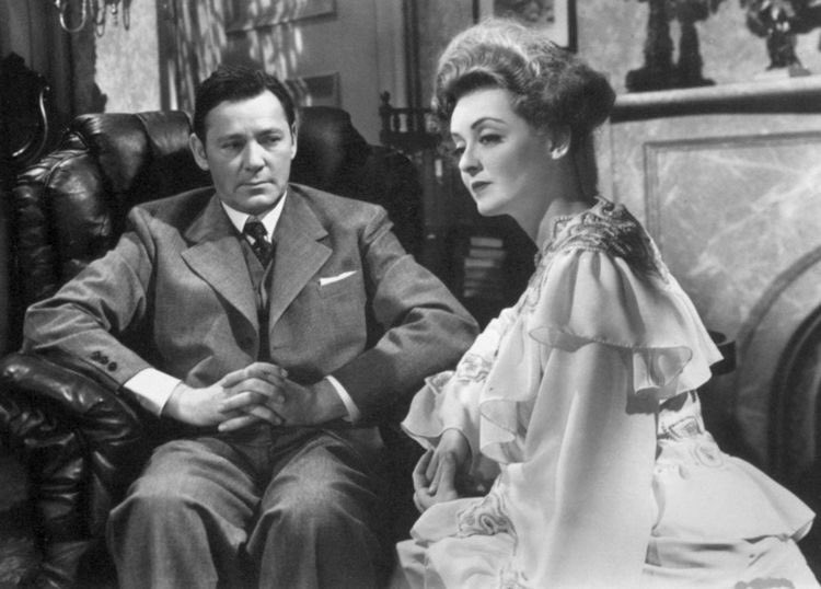 iescobar98's tweet photo. La Loba (1941), del siempre genial William Wyler, es un excelente ejemplo de composición e iluminación en un filme. Wyler utiliza elementos como la profundidad de campo o la iluminación para representar la condición -tanto social como moral- de sus personajes. Por ejemplo: https://t.co/u6k24QhJdo