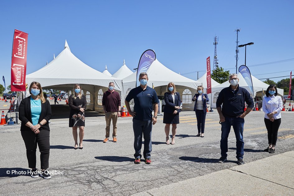 hydroquebec's tweet photo. Notre clinique de #vaccination au volant est maintenant ouverte à @St_Hyacinthe. La prise de rendez-vous est disponible sur le portail Clic Santé. Merci à nos partenaires et aux employés qui assurent le bon fonctionnement de la clinique @cisssme @Intactassurance. https://t.co/mCgtDuFXKw