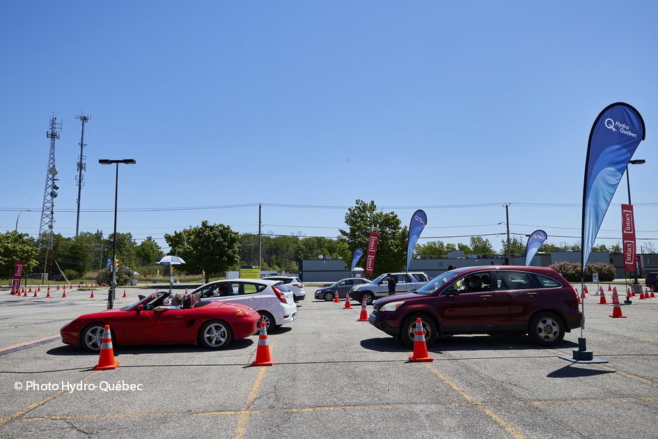 hydroquebec's tweet photo. Notre clinique de #vaccination au volant est maintenant ouverte à @St_Hyacinthe. La prise de rendez-vous est disponible sur le portail Clic Santé. Merci à nos partenaires et aux employés qui assurent le bon fonctionnement de la clinique @cisssme @Intactassurance. https://t.co/mCgtDuFXKw