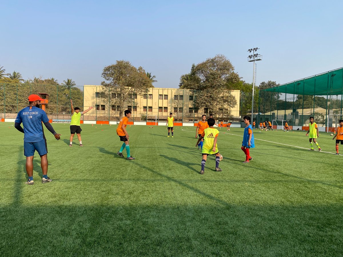 SufcIndia's tweet photo. We've hidden three SUFC logos within this image. Can you find them all? 🧐
#SouthUnitedFC #FootballQuiz #Puzzle #WittyWednesday #QuizOfTheDay #SUFC #FindTheLogo #FunGames #Soccer #Footballgames #QuickPuzzle https://t.co/ysDBrn2afw