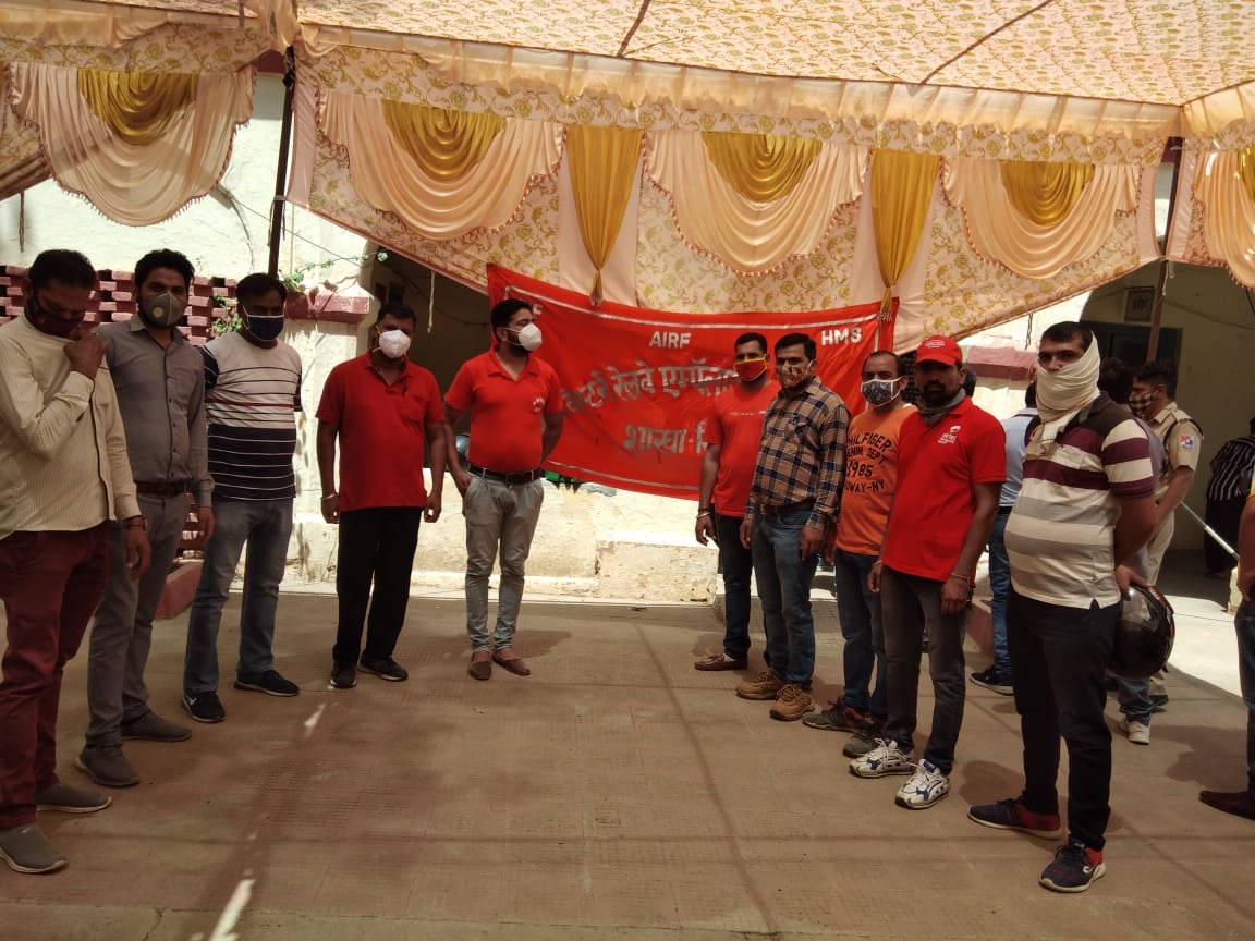 Anilvya03606471's tweet photo. दिनाँक 25.05.21 नॉर्थ वेस्टर्न रेलवे एंप्लाइज यूनियन की सिरसा शाखा के द्वारा एक 18 से 44 वर्ष की आयु के कर्मचारियों के लिए वैक्सीनेशन का कैंप का आयोजन किया गया सिरसा शाखा के सचिव प्रेम सैनी के द्वारा उक्त कैंप को सफल बनाया गया #vaccination  @drmbikaner https://t.co/gLKIKmQg9B