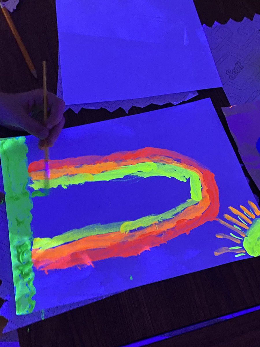 MrsB_MBES's tweet photo. Neon fun for the last day of school. Painting is more fun when it glows in the dark! Thanks @medlockartists for the black lights! @MBESprincipal @APJonesMBES @MedlockBridgeES https://t.co/IFrNfjF0He