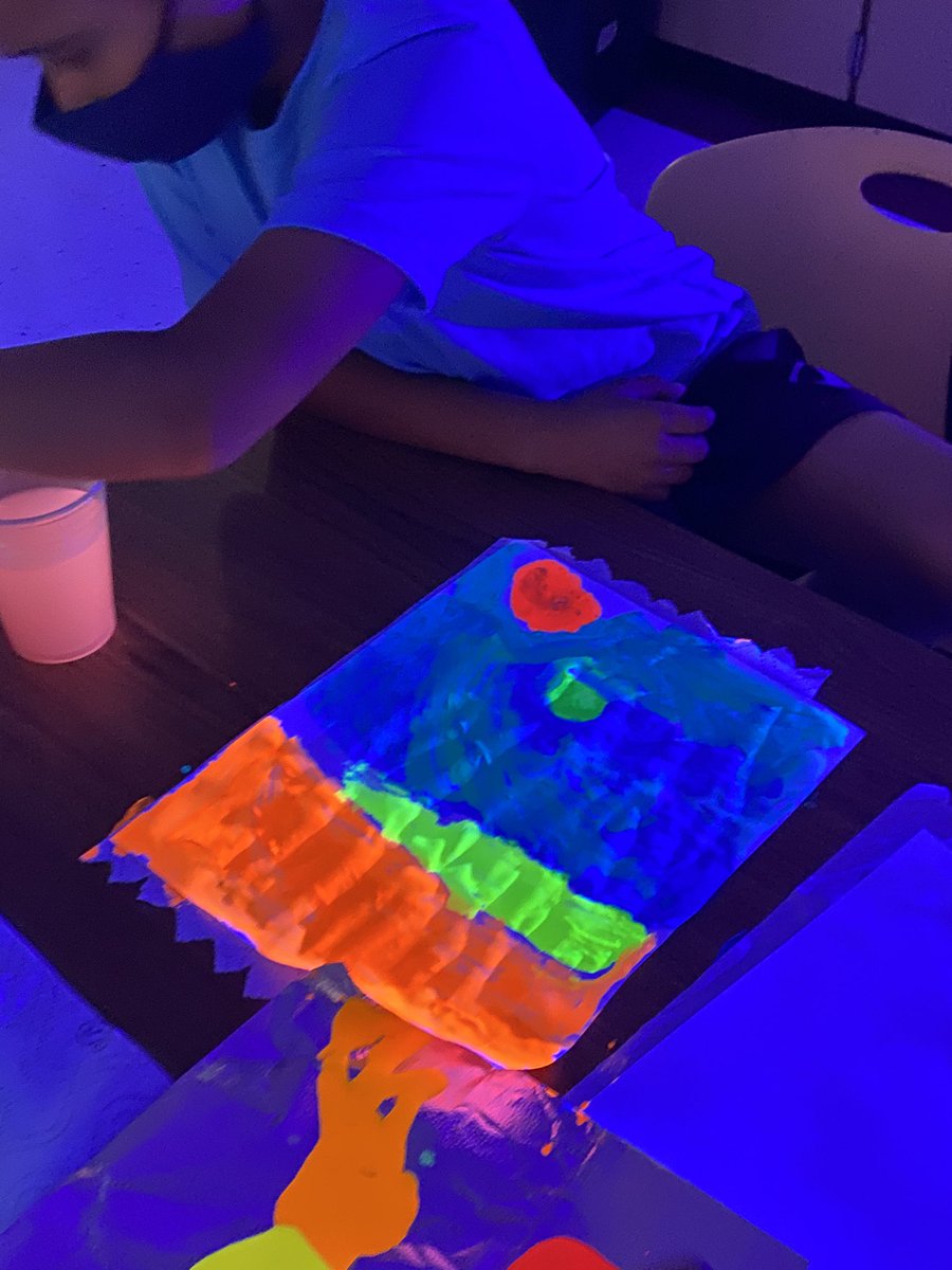 MrsB_MBES's tweet photo. Neon fun for the last day of school. Painting is more fun when it glows in the dark! Thanks @medlockartists for the black lights! @MBESprincipal @APJonesMBES @MedlockBridgeES https://t.co/IFrNfjF0He