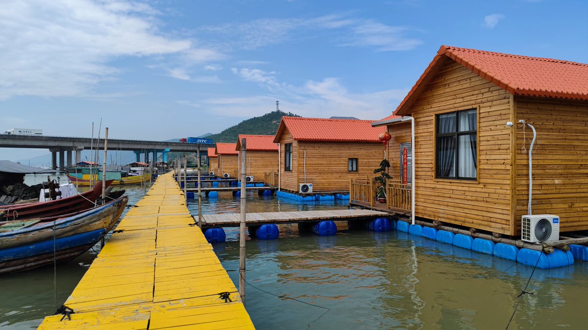 javihagen's tweet image. #Fujian era el lugar de #China con más gente que vivía en barcos, algo habitual en la costa oriental antiguamente. Familias enteras de los conocidos como Qu Ti lo hicieron por generaciones. En #Xipi, cerca de #DouMentou, han construido casas flotantes para albergarles.