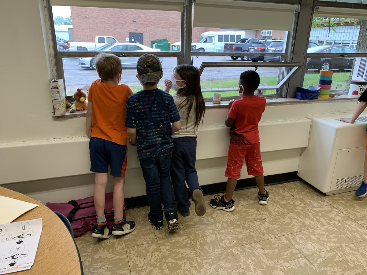 BrandyGrayson1's tweet photo. When geese stop by your room for a visit and some triscuits.#InspireMuncie #lovefirstgrade https://t.co/MypW6hDohe