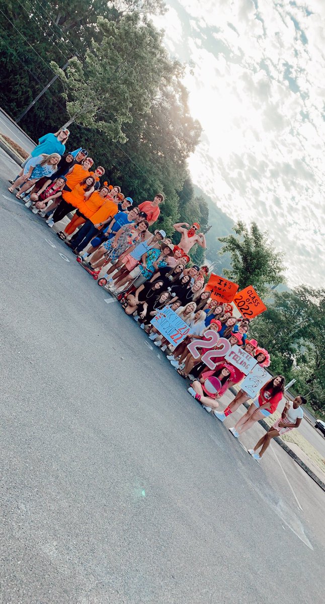 senior year... we’re so ready for you !!!!! #iloveyouphs #seniorridein 💗💗