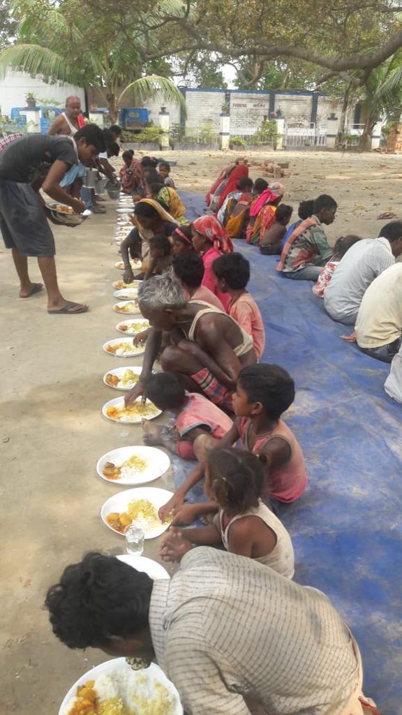 EveryInfMatters's tweet photo. Amidst the devastation created by Covid-19 across the country, manager at Every Infant Matters, Umed Singh, goes to distribute food in Delhi’s slums to hungry, homeless women and children; for nothing can put a brake on the Million Meals project. #everyinfantmatters https://t.co/2mslBIqvwk