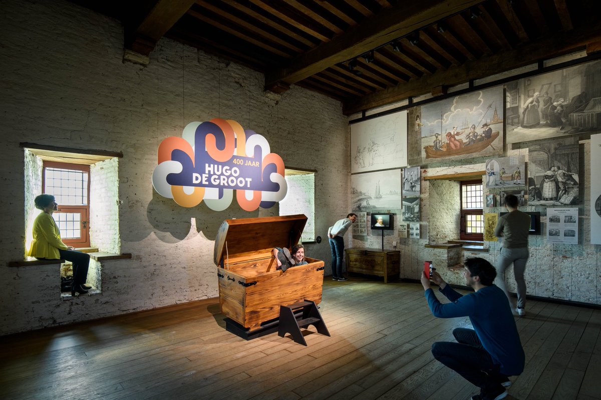 Durf jij in de kist van Hugo de Groot te kruipen? In onze expositie 400 jaar Hugo de Groot kan je zelf een kijkje nemen in de kist waarmee Hugo de Groot ontsnapt is uit Loevestein. Kom snel kijken als we weer open zijn!

#loevestein #slotloevestein #hugodegroot #hugodegrootjaar