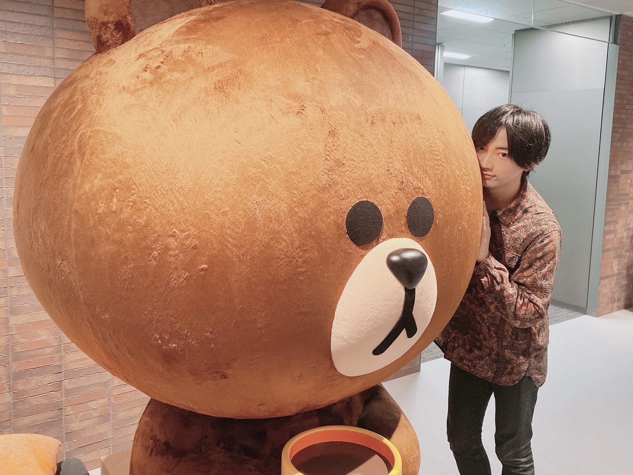 和合真一 Line新本社のブラウンかわいいー 抱きつくわごーくんもかわいいー どうもありがとーう T Co Rjsccdgl0d Twitter