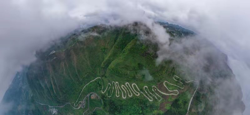 يا الأصدقاء اليمنيون، هل هذا متشابه مع الحقول المدرّجة في محافظة إب؟ في الحقيقية هو الطريق المتعرج التي يقع في جنوب غربي الصين.