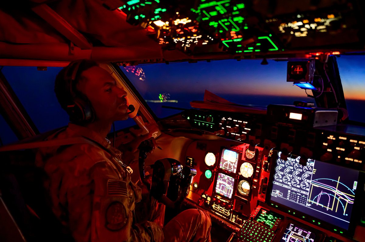 USAFCENT's tweet photo. Take a look! @USMC F/A-18D Hornets team up with a @usairforce KC-135 Stratotanker to refuel during the F/A-18s dynamic force employment deployment to the @CENTCOM AOR.

The DFE of F/A-18s enhances CENTCOM’s ability to deter aggression and promote security and stability. https://t.co/f0XhNLIYKd