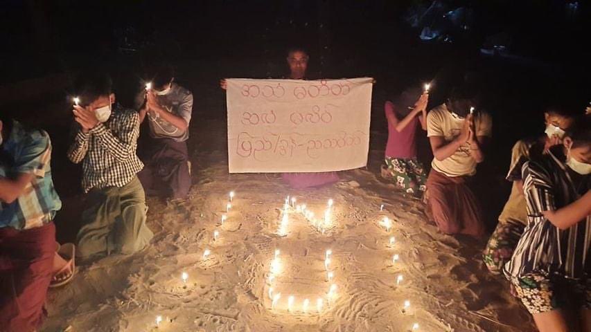 J_Ji_Yong's tweet photo. “#WeSupportNUG!” Demonstrated by #PyiGyiTaGun night strike from Mandalay in a support of National Unity Government. 

#May26Coup 
#WhatsHappeningInMyanmar
#DeclineSACEdu https://t.co/FGZpvlUqVA