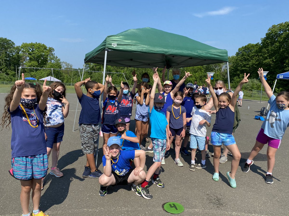 astory18's tweet photo. 3rd Grade Field day at MHHS! Lots of great sportsmanship happening. https://t.co/Ev1MfaaLkN