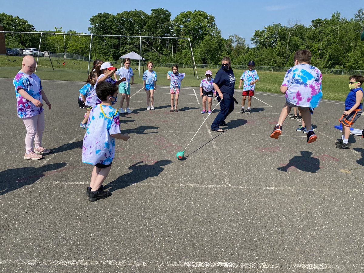 astory18's tweet photo. 3rd Grade Field day at MHHS! Lots of great sportsmanship happening. https://t.co/Ev1MfaaLkN