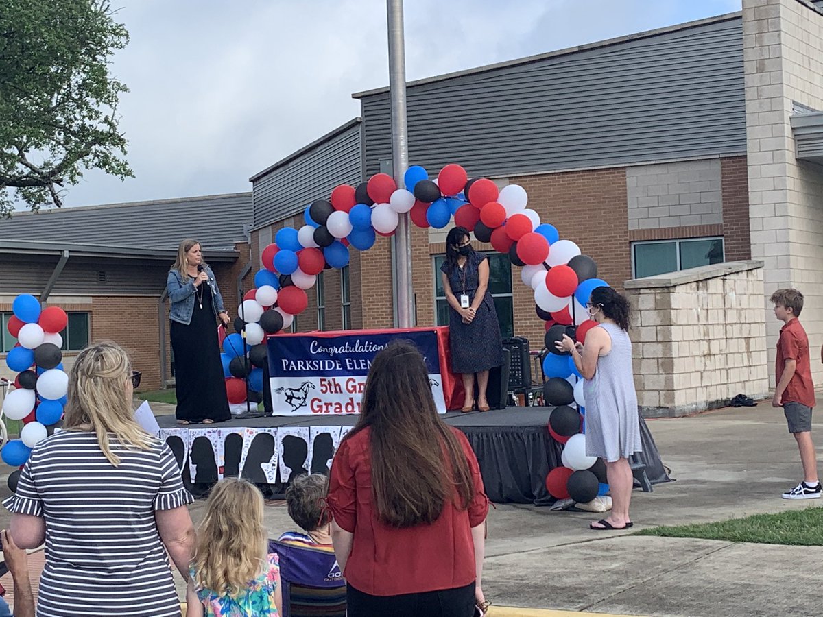 erinu_TX's tweet photo. Celebrating these 5th graders who survived a pandemic &amp; came out on top is easy. Saying goodbye to them will be hard. We are so proud of their growth &amp; accomplishments &amp; look forward to seeing how high they reach. ❤️💙 #ParksideStrong #1LISD https://t.co/X84kTTei3r