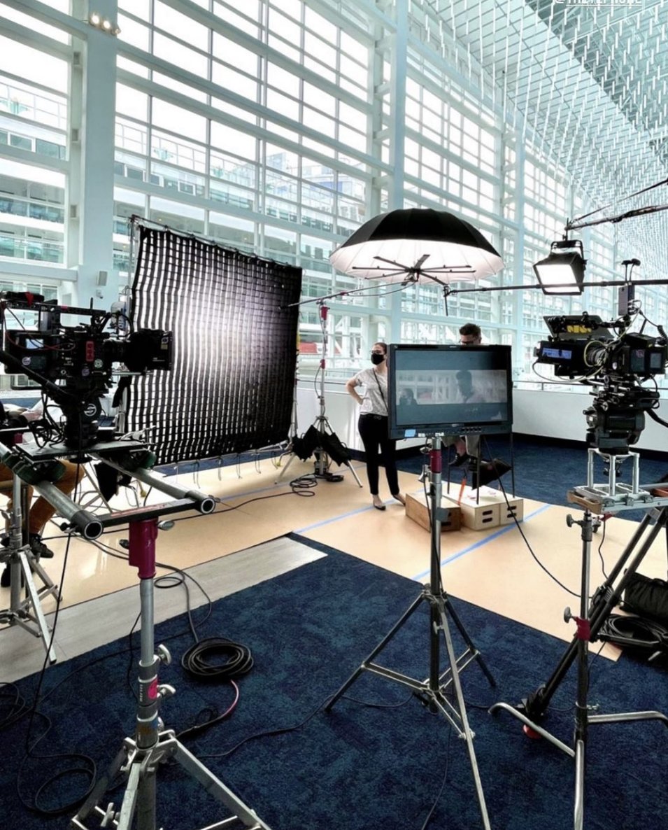 hudson_spider's tweet photo. The Redback into the Westcott umbrella is a lightweight top light with an amazing wrap. Killer eye light too! π·
#hudsonspider #redback #parabolicled #interviewlighting #directorofphotography #cinematography #cinematographer #setlife #behindthescenes #filmlife https://t.co/2UZaMnqR2z