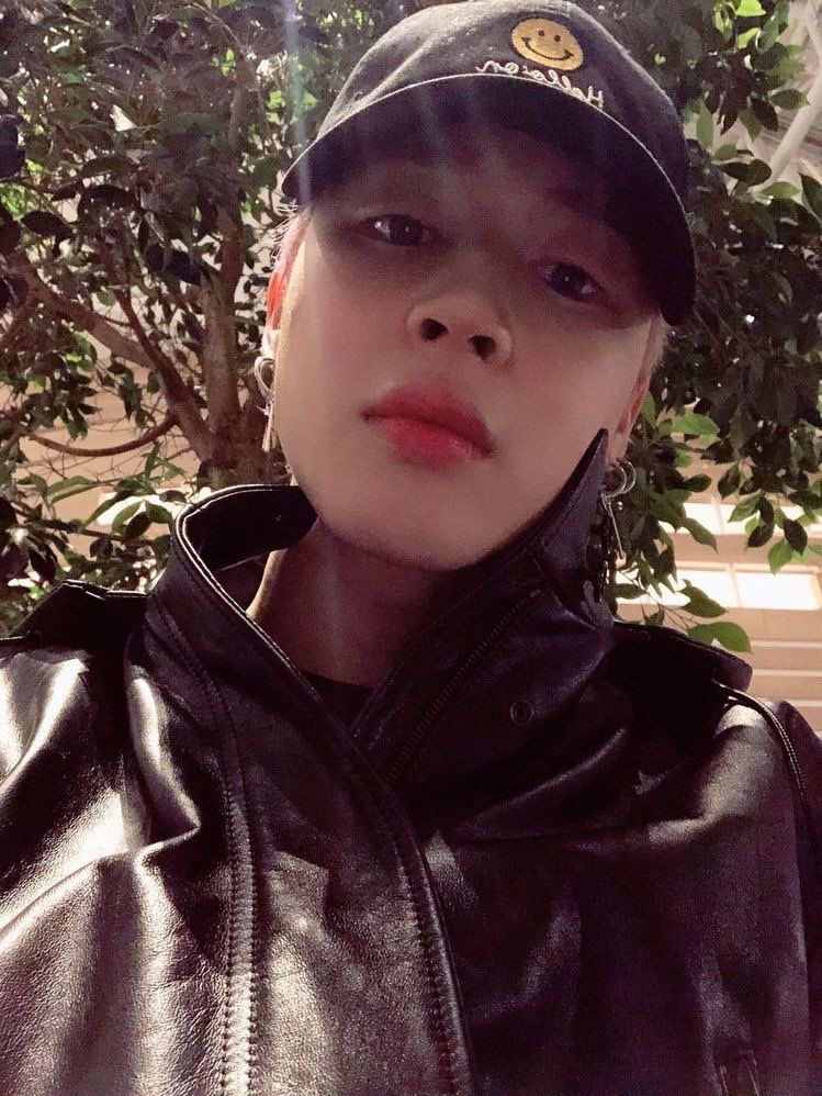 ThthuyW's tweet photo. 적어도 무대에서 조명 조작의 미���함 때문에 아티스트의 모습이 보이지 않아서는 안됩니다.
심지어 사전 녹화된 영상인만큼 카메라와 조명이 공연 중인 멤버 전부를 비추고 있는지 반드시 확인해 주시기 바랍니다.
@BIGHIT_MUSIC @HYBEOFFICIALtwt https://t.co/fvFwLAHpYG
