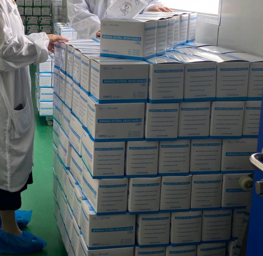 BrunoRguezP's tweet image. Agradecemos a las Asociaciones de Amistad con Cuba, organizaciones no gubernamentales y cubanos residentes en el exterior el envío de insumos médicos para apoyar la vacunación contra la #COVID19 en nuestro país.

Su solidaridad supera el bloqueo de EEUU y las fronteras naturales.