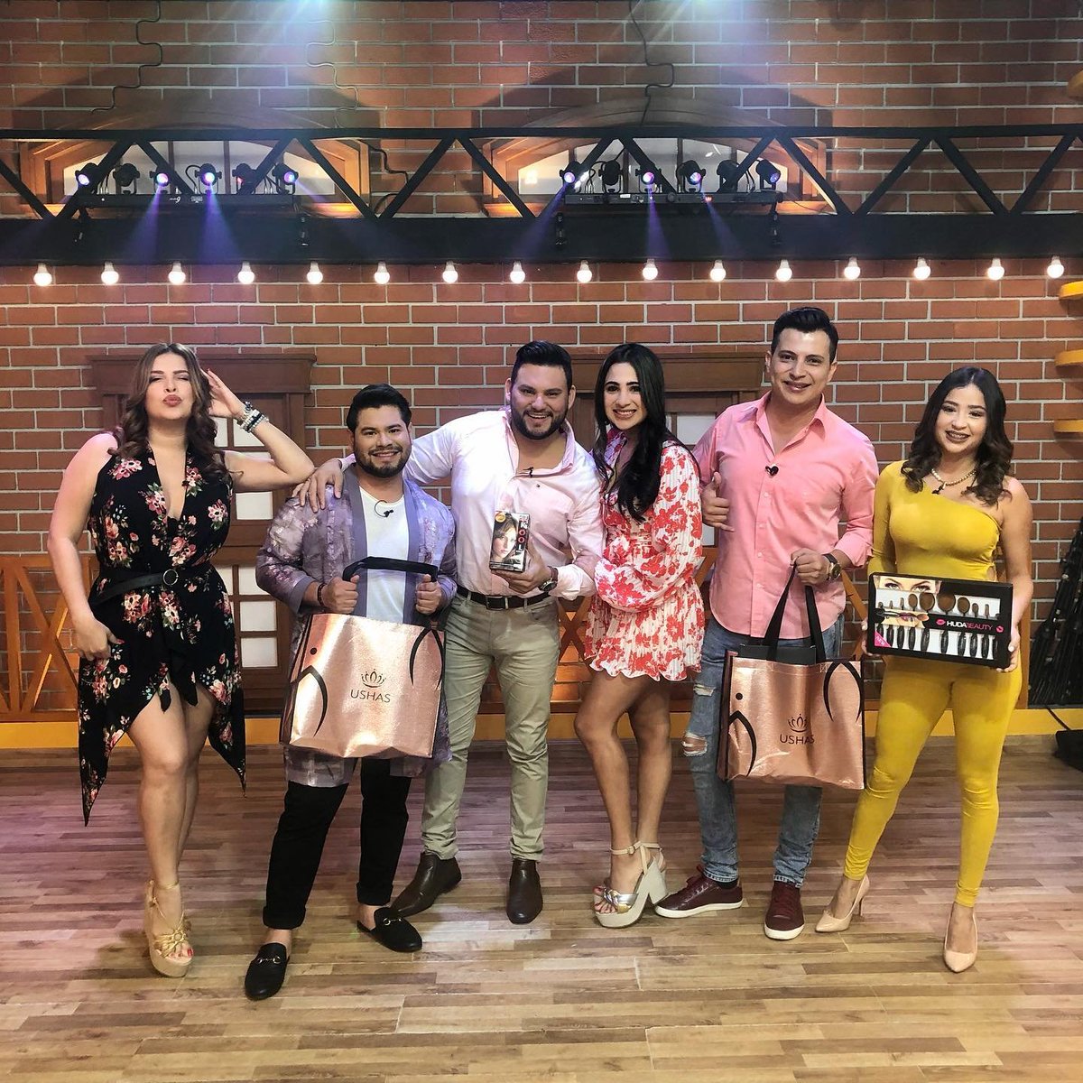 canaltn8's tweet photo. ¡Buenos días!🌞
En este miércoles desafinado los #Mañaneros le cantan a la mamá🤩✨
Además recuerden que seguimos regalando paquetes repletos de maquillaje💄 #USHAS para mamá🥰
Contanos en un comentario ¿por qué te gustaría ganarte este bolso para tu madrecita?🎁 https://t.co/vi3JMmDdwx
