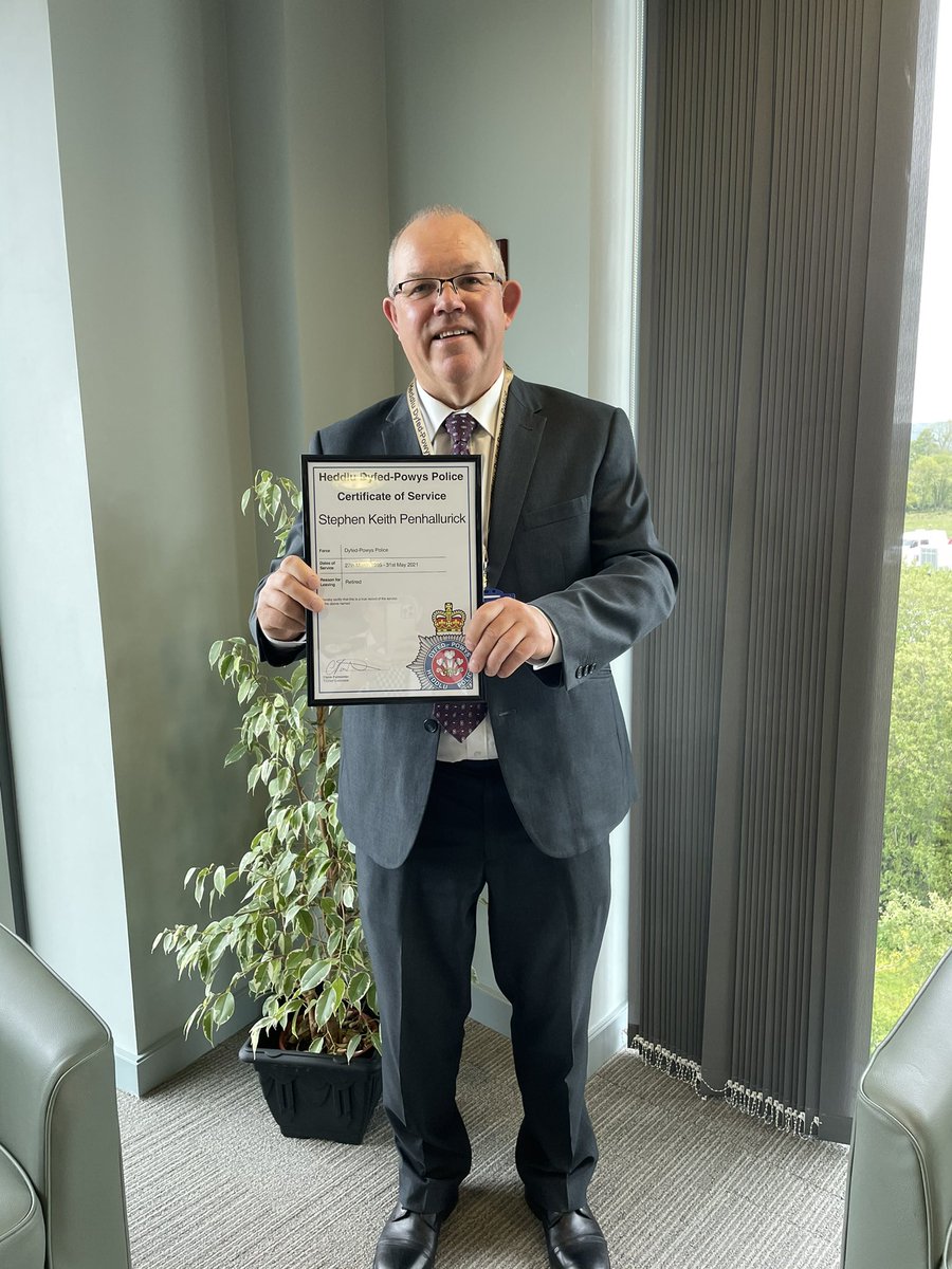 Two very important thank you and farewells today. Pc Eleri Edwards who retires this week following 30 years service and Steve Penhallurick who retires after 43 years service to <a href="/DyfedPowys/">Heddlu Dyfed-Powys Police</a> and <a href="/swpolice/">South Wales Police</a> 

A significant achievement for two great ambassadors for the force 👏🏻