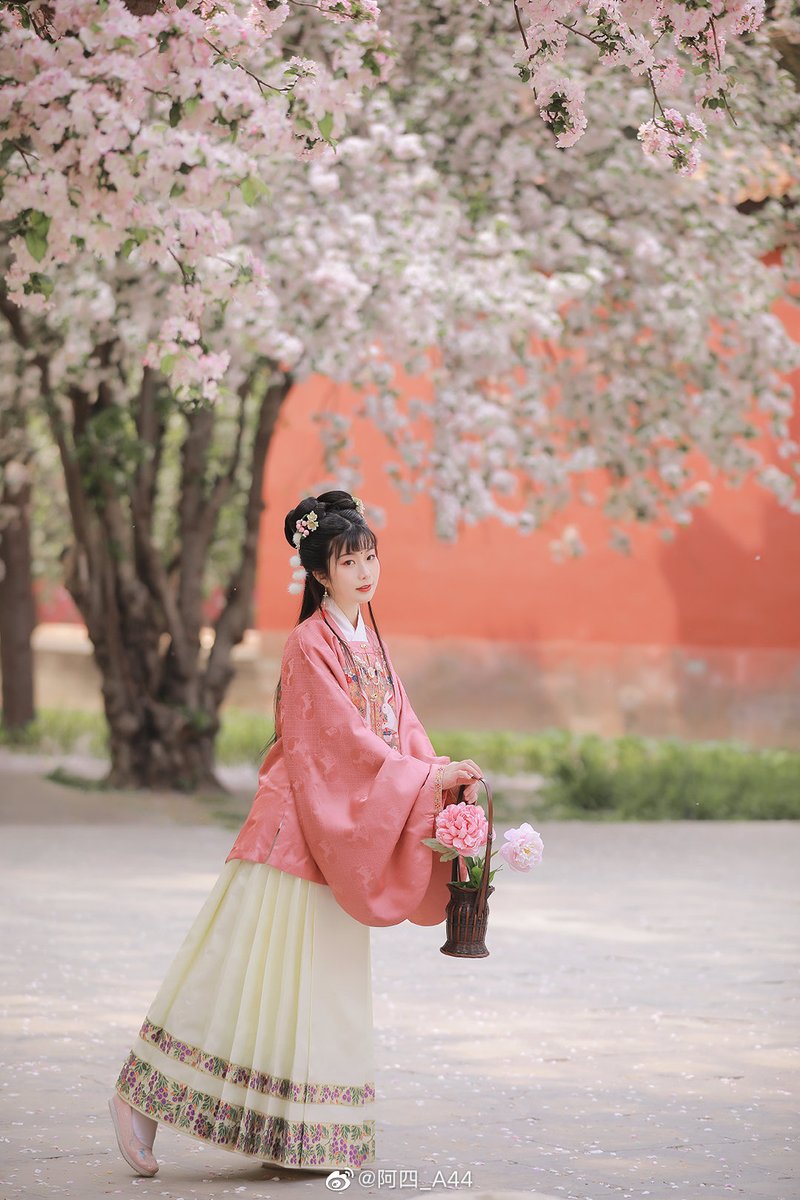 znksk3's tweet photo. hanfu
#傳統文化 #中華風
#ChineseCostume  #漢服チャレンジ
#汉服挑战 #한푸_도전 #China #汉服 #漢服 #한푸 
#Chinese_style #中国风 #中国 #ChineseCostume #chinesefashion #ChineseCulture #ChinaStory #Chinese_culture #hanfu_challenge #hanfu https://t.co/lyKbR1PHyY