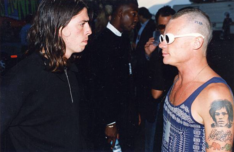 BoredWeb3's tweet photo. Dave Grohl &amp; Flea at the 1993 MTV Video Music Awards. 📷 Jeff Kravitz. https://t.co/zHn0bGDXyM