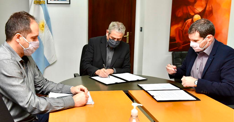 jorgeferraresi's tweet photo. Junto a @smaggiotti recibimos al Interventor del ENARGAS, @FBernalH. Firmamos un convenio para trabajar juntos en el desarrollo de obras de infraestructura y conexión de redes. Este esfuerzo conjunto será otro paso en el camino a la #ReconstrucciónArgentina⬆️ https://t.co/tYnOZ5XdKz