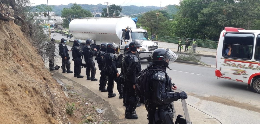 PoliciaColombia's tweet photo. Nos desplegamos en las vías del territorio colombiano con el fin de desbloquearlas y permitir el paso de vehículos para el #AbastecimientoSeguro. #ColombiaUnaRazón https://t.co/gMTLoD0VDj