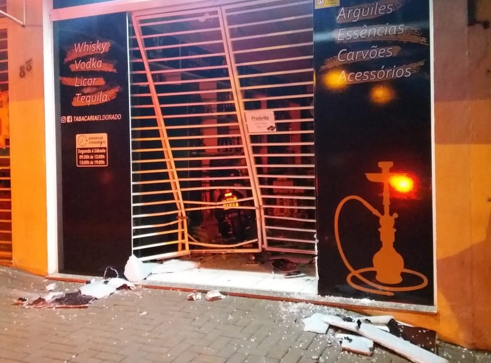pngdosul's tweet photo. Jovem é preso após tentar arrombar tabacaria usando carro, em Cascavel  https://t.co/nnrIZvgN1f https://t.co/sTcHAdqDVp
