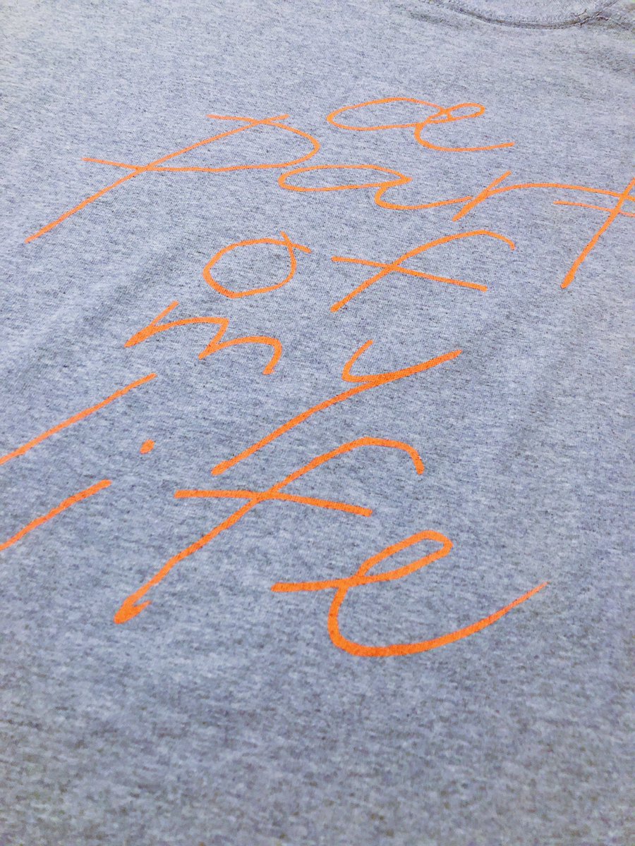 いつも仕事に着て行くのは白とか黒の無地のTシャツなんだけど、なぜだろう。
今朝はふと、このTシャツを選んで出かけ、何も知らずに一日を過ごしていた。
さびしいな。