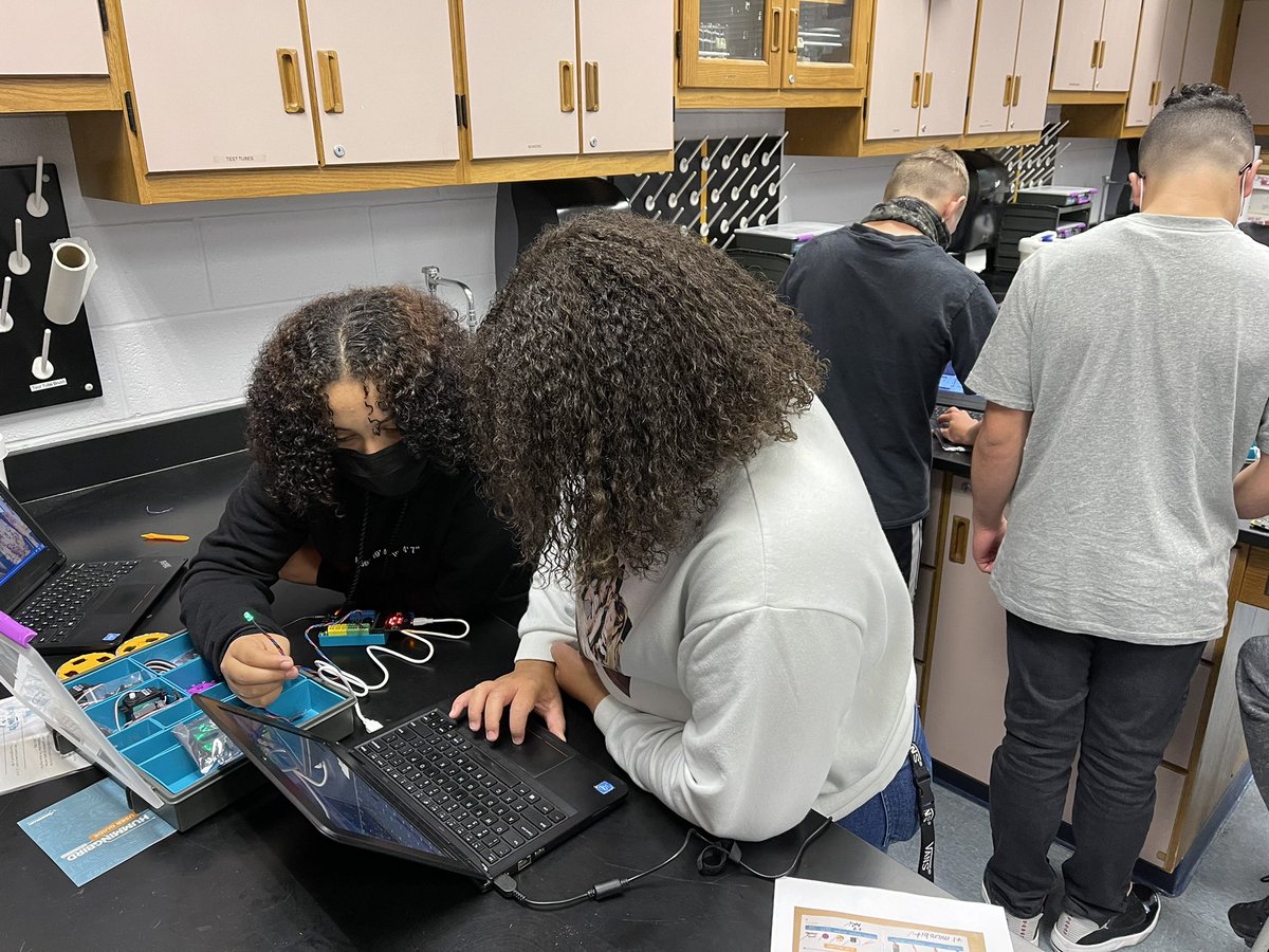 💯 engagement and not one “how many points is this worth?” question. How often does that happen at the end of the school year? Ahhhhh... success! <a href="/pennmanor/">Penn Manor SD</a> <a href="/birdbraintech/">BirdBrain Technologies</a> <a href="/ShelbraF/">ShelbraF</a> <a href="/charlie3/">Charlie Reisinger</a>