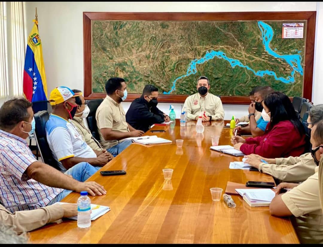 Ferrominera_CVG's tweet photo. 👷🏽‍♂️👉🏼 #EsNoticia Con el objetivo de seguir profundizando el nuevo modelo de gestión productiva, se llevó a cabo la más reciente reunión de trabajo entre el presidente de la industria del hierro, Abel Jiménez, Sinbolttrafe, y los CPTT de Ferrominera Orinoco. #Lomejordenosotros https://t.co/gOAHmX8v7R