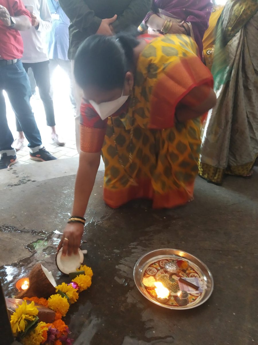 JHasnale's tweet photo. मिरा भाईंदर शहरातील महिलांचे सक्षमीकरण व सबळीकरण करण्याच्या दॄष्टीने मा.महापौर श्रीम. ज्योत्स्ना हसनाळे यांच्या संकल्पनेतून तयार होणा-या मिरारोड कनकिया परिसरातील महापौर निवासाचे महिला भवनामध्ये रुंपातर करण्याच्या कामाचे भुमीपुजन आज माझ्या हस्ते करण्यात आले. https://t.co/L1JTSryJJP