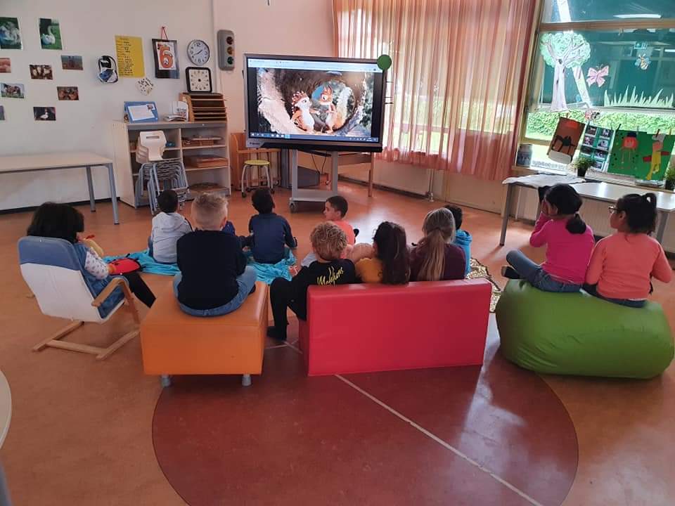 De kinderen van De Rietendakschool genieten van de bioscoopmiddag in hun eigen klas. Wat ziet het er gezellig uit!