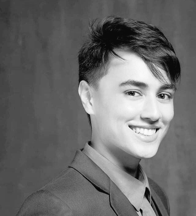 JEJE_GANDA's tweet photo. Thread:

Siya yung klaseng lalaki walang presyo pero  napaka halaga.

Sobrang worth it 💙

Thank you flyers sa pic 💙

Thanks sa mga nag bigay ng pictures 
pang pin tweet ko to 💙💙

#MayWard #EdwardBarber

@Barber_Edward_ https://t.co/npUGyQtbpm