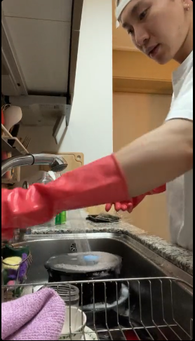btob_info's tweet photo. he reflects on his mistake by washing dishes right now https://t.co/789nJQDpNa