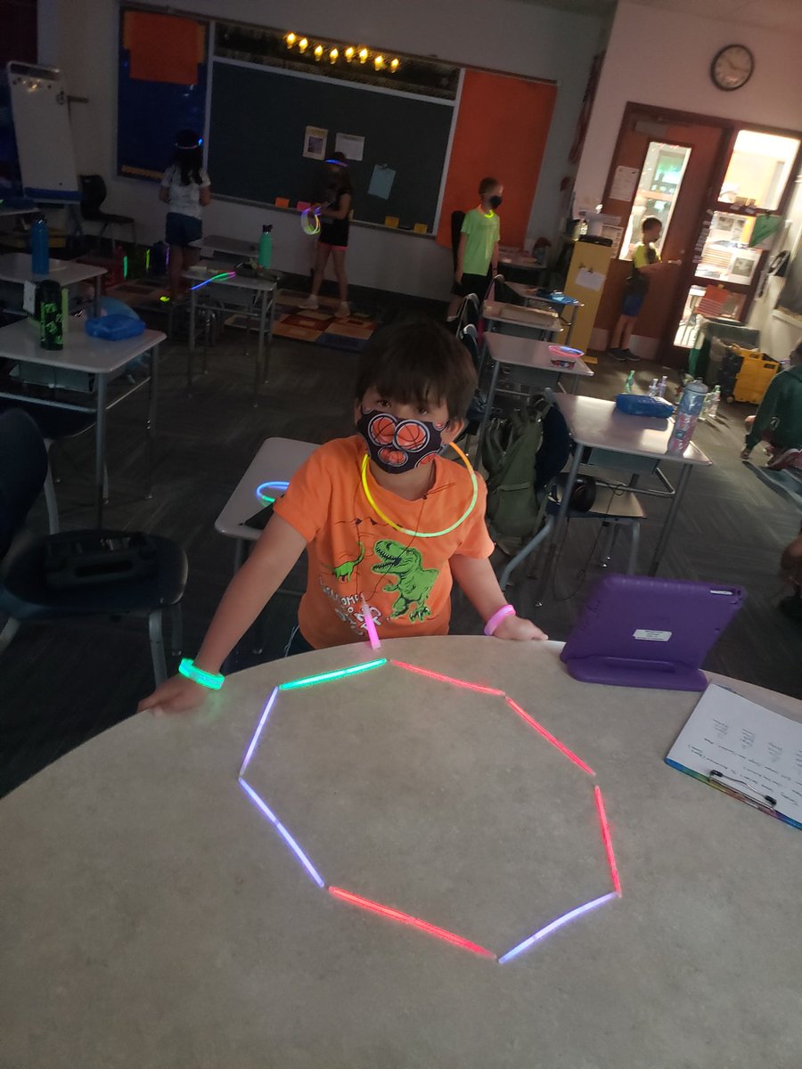 AHaldemanCV's tweet photo. Glow Day in 3rd Grade! @SPHBulldogs https://t.co/D5Yb9lsioj