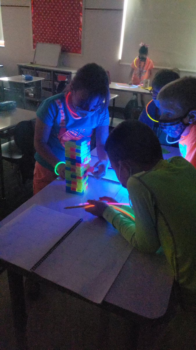AHaldemanCV's tweet photo. Glow Day in 3rd Grade! @SPHBulldogs https://t.co/D5Yb9lsioj