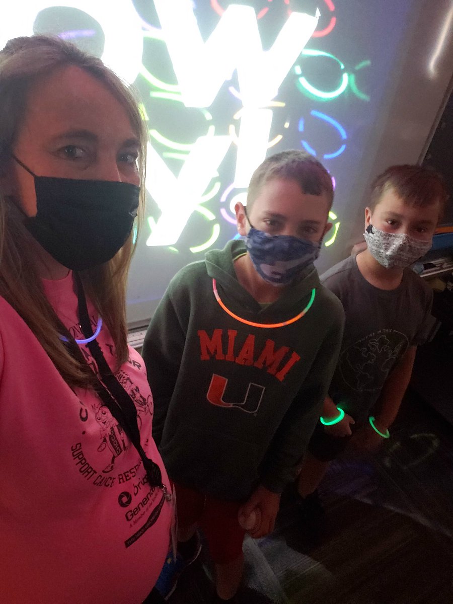 AHaldemanCV's tweet photo. Glow Day in 3rd Grade! @SPHBulldogs https://t.co/D5Yb9lsioj