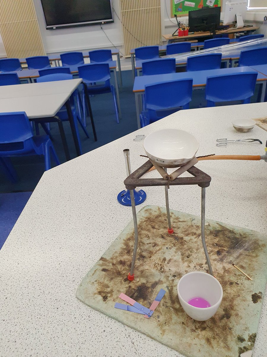 #AfterSchool #science once again today. Amazing to see the amazement in pupil's eyes when they see colour changes. Neutralisation reactions with acids &amp; bases. #Chemistry at work.