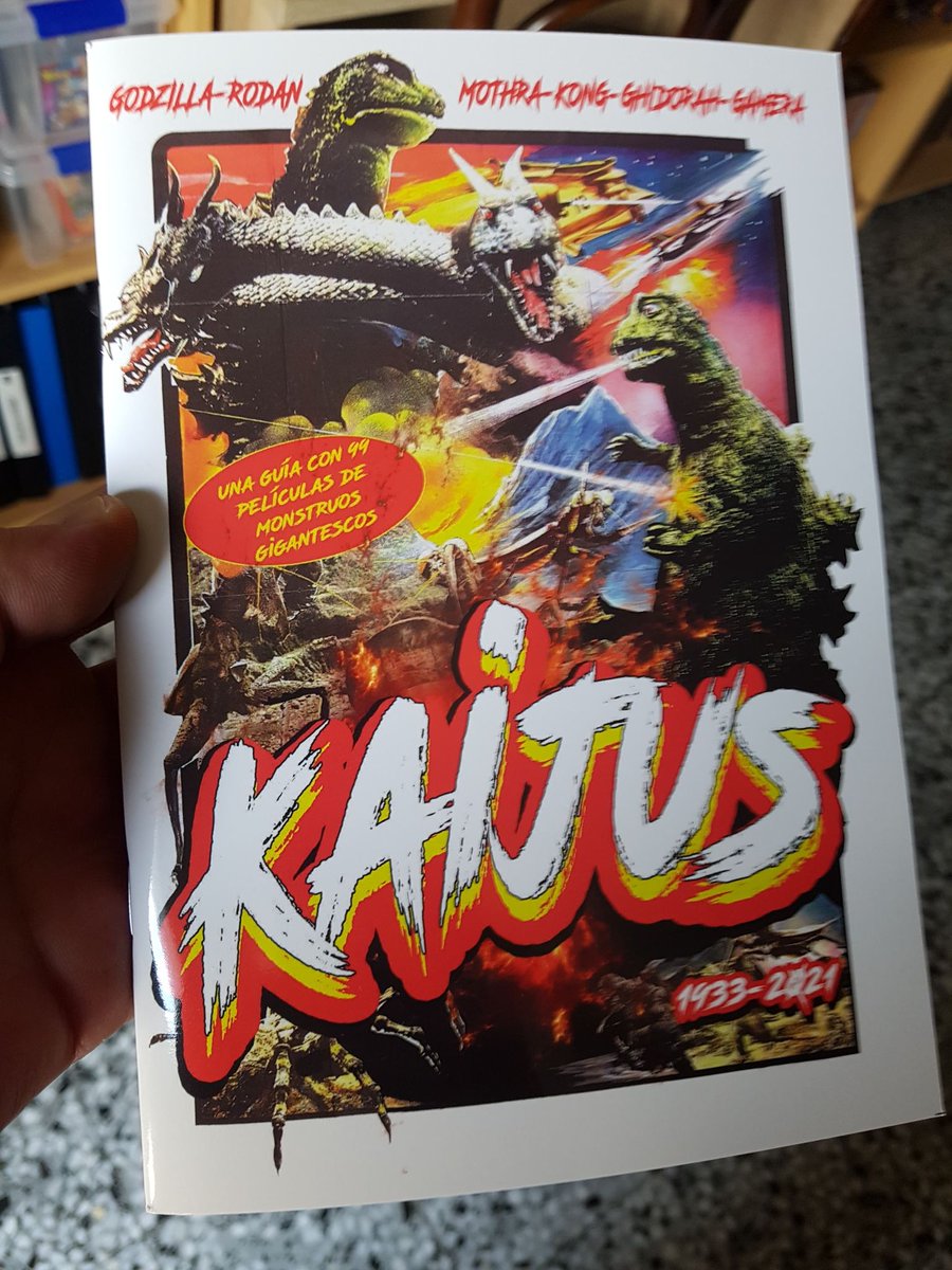 FesterEnt's tweet photo. KAIJUS: las 99 películas de Kaijus más emblemáticas. Un repaso a las películas de monstruos gigantescos desde 1933 al 2021, con fotos de rodajes y carteles. Ya disponible en nuestra web en edición limitada. ¡Que no se te escape! https://t.co/Cavwkyb4l5 https://t.co/mbWwzH3nw6