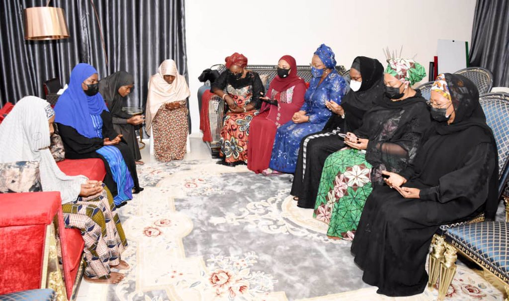 sharon_ikeazor's tweet photo. Today in the company of Female Federal Executive Council Members paid a condolence visit to Fati Attahiru wife of the late #COAS Lt.Gen. Ibrahim Attahiru. May God comfort his family &amp; grant him eternal rest. We lost a gallant  officer and a gentleman 💔🇳🇬@DefenceInfoNG https://t.co/AwLiSBHtNG