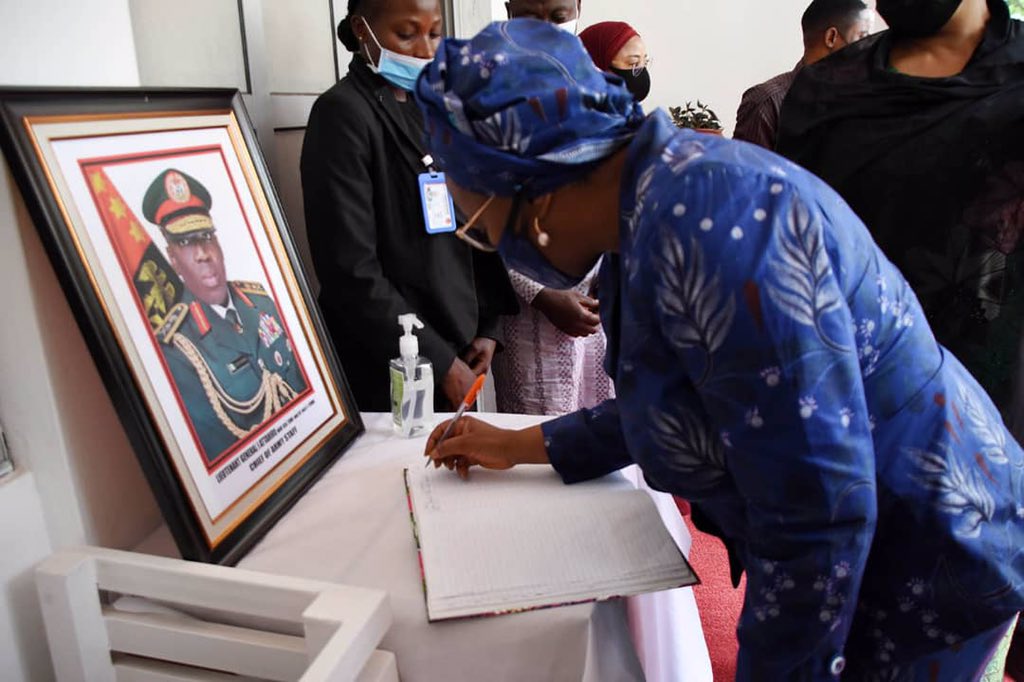 sharon_ikeazor's tweet photo. Today in the company of Female Federal Executive Council Members paid a condolence visit to Fati Attahiru wife of the late #COAS Lt.Gen. Ibrahim Attahiru. May God comfort his family &amp; grant him eternal rest. We lost a gallant  officer and a gentleman 💔🇳🇬@DefenceInfoNG https://t.co/AwLiSBHtNG