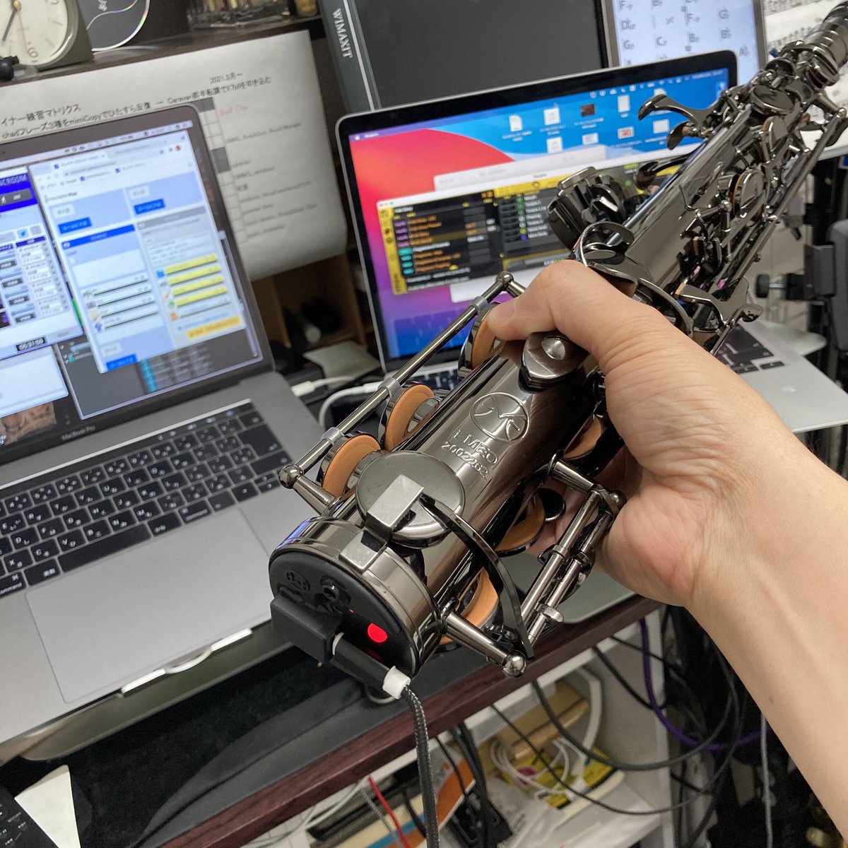 goshuuun's tweet photo. 別macで音源を鳴らし、別オーディオインターフェースを通し、一度アナログミキサー経由で本来のインターフェース経由でSyncroomのMacに挿す事で遅延解消。持ってる機材フル使用で、ようやく楽器のコントロール的には使い物になってきた。あとは音色だなぁ。
#Emeo https://t.co/wMK0EuLHLJ