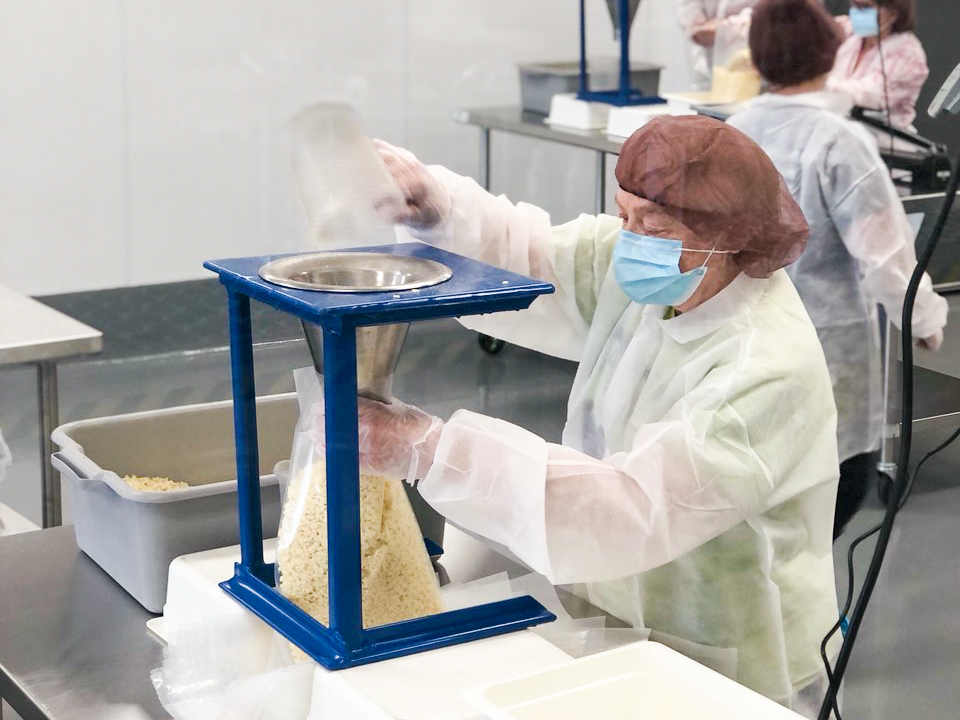 2harvest's tweet photo. This spring, hairnets are in and contaminants are out. Introducing the brand-new @GeneralMills and @MosaicCompany Clean Rooms at our Brooklyn Park facility, where our volunteers are busy packing ready-to-eat items like cereal in a sanitary space. https://t.co/lmveAqGFvH https://t.co/JQPHFY8RwJ
