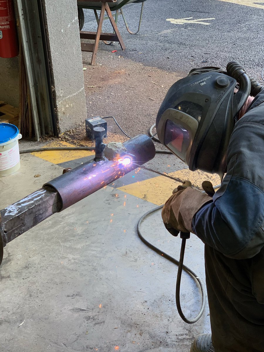 StephSavean's tweet photo. Fabrice Reding, chargé d’expertise et de projets à la DTI, est venu tester avec la #MSGNO un nouveau système de prise de température et une pâte anti-chaleur pour le soudage🧑‍🏭🧑‍🏭@alexhainneville @BoivinIsa https://t.co/5hifjNUAgq