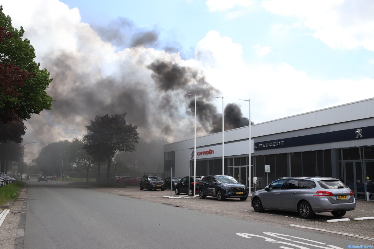 Zeer grote brand in autogarage Tiel: Grote rookwolken te zien -..