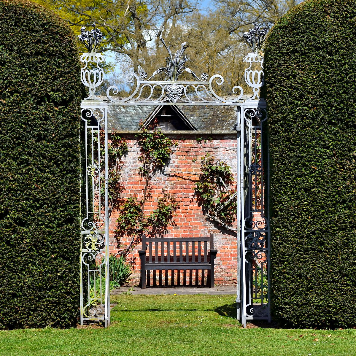 Hampton Court Castle tweet media