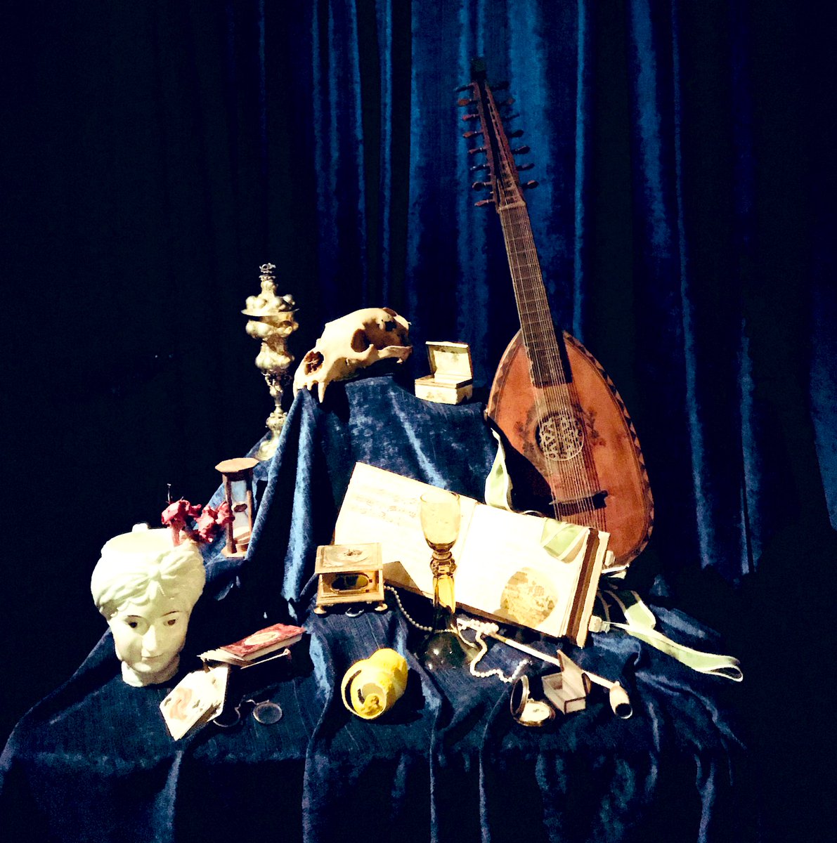 Hei kivat, tiesittekö että Kansallismuseo on taas auki?
Ja tiesittekö, että sen upouusi perusnäyttely Toista maata on aivan *superkiinnostava*?
Kävin katsomassa sunnuntaina ja oli hyvin tilaa.
Tässä muutama historian jännä esine!
(Ketju)
#toistamaata #kansallismuseo <a href="/NatMuseum_FI/">Kansallismuseo</a>