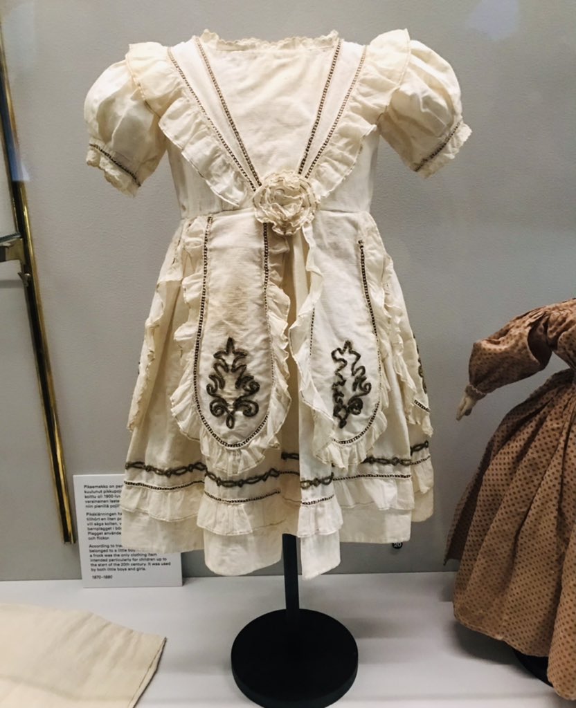 Pikkupojan mekko, jonka somisteet on nyplätty hiuksista. 1900-luvun alkuun asti sekä tytöt että pojat käyttivät mekkoja.

#toistamaata #kansallismuseo
